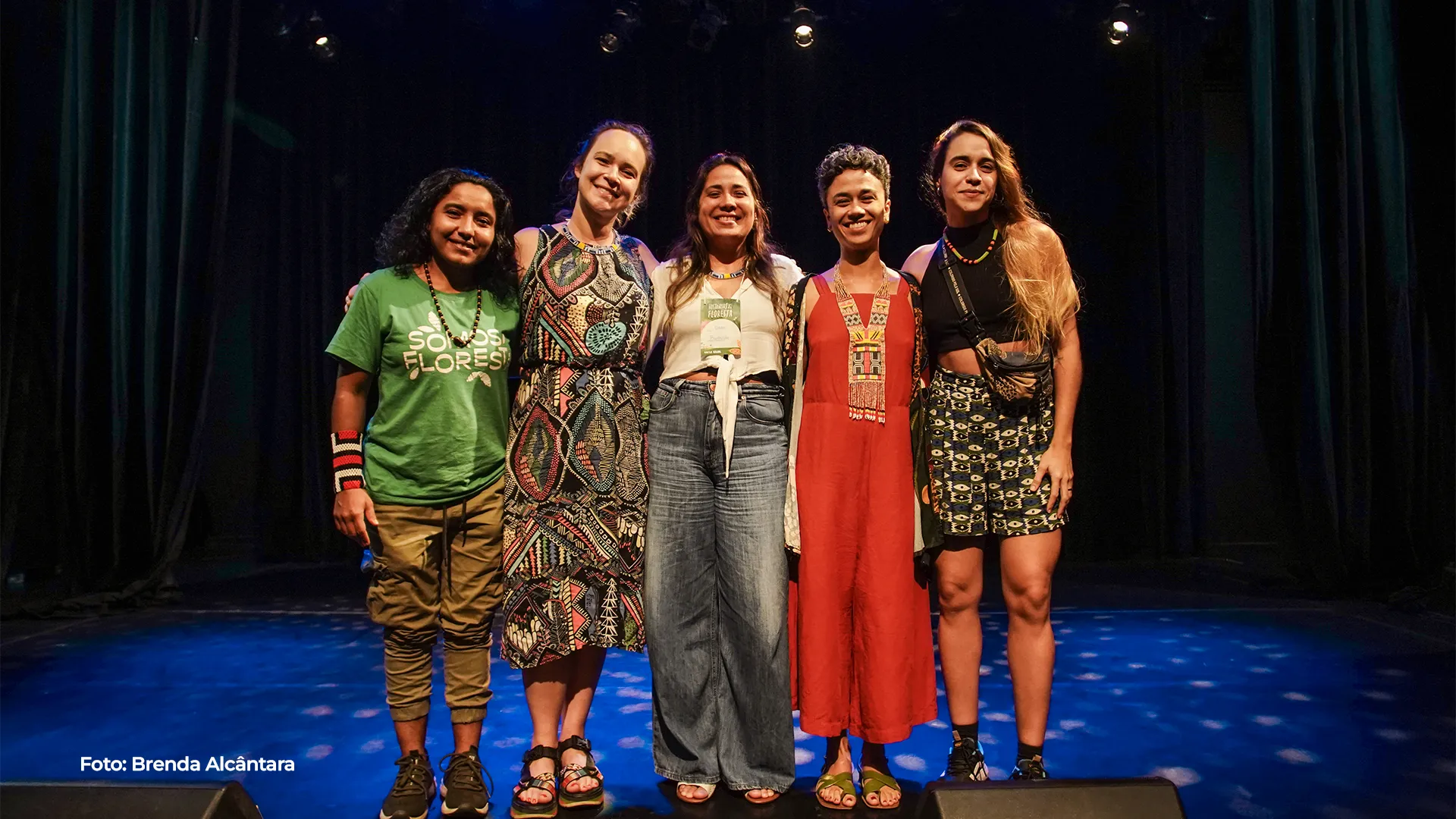 Equipe do festival reunida no palco ao final da apresentação