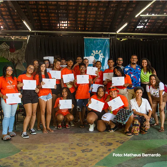 Turma posa com os certificados ao fim da formação