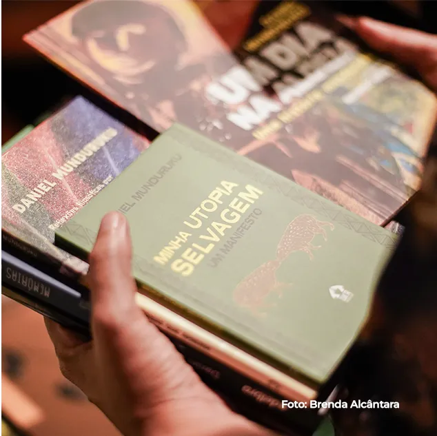 Mãos seguram o livro "Minha utopia selvagem"